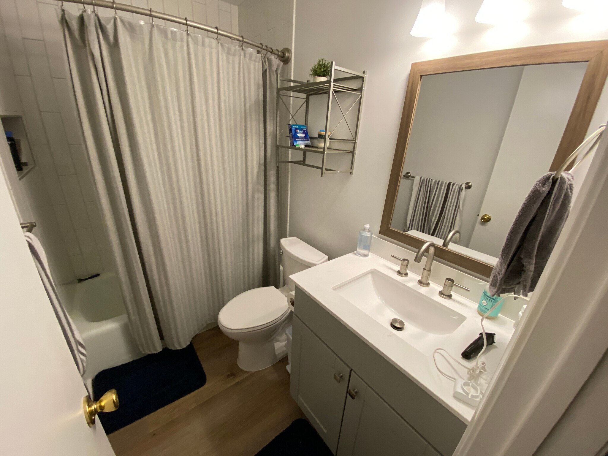 Building Photo - Room in House on Old Farm Rd