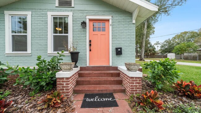 Building Photo - 720 1/2 West Woodlawn Avenue-SI ID1271939P