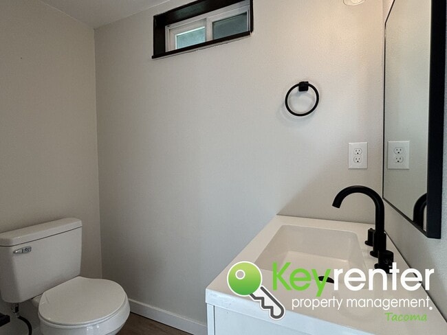 Building Photo - One of a Kind Multi-level Home in Tacoma!