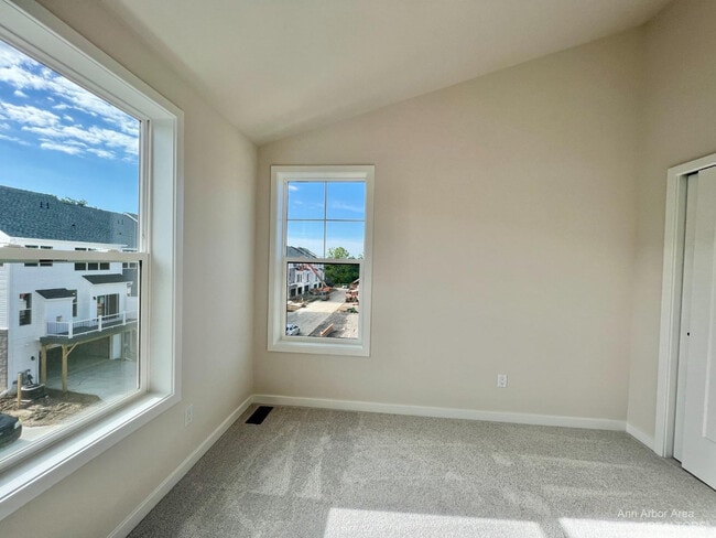 Building Photo - 2875 Rayfield Ave