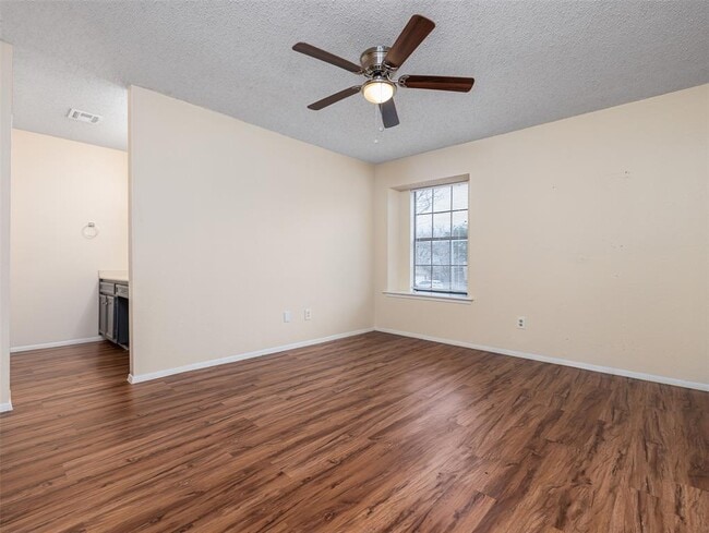 Building Photo - 706 Rollingway Dr