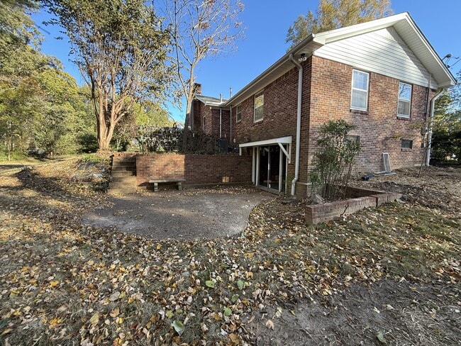 Building Photo - 565 Paris St