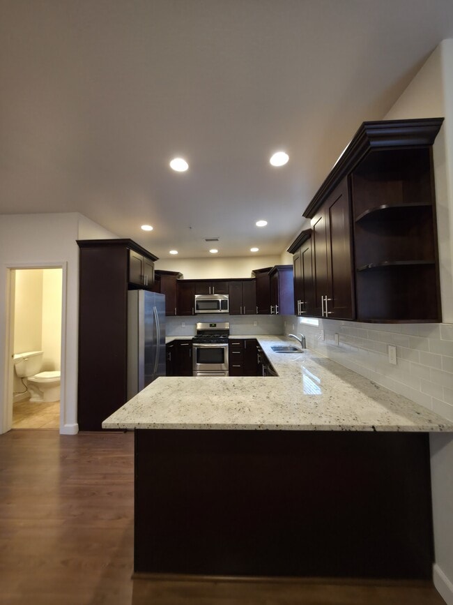 Building Photo - 2512 W Pikes Peak Dr