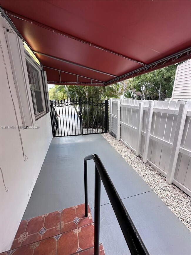 Building Photo - 3743 SW 28th St