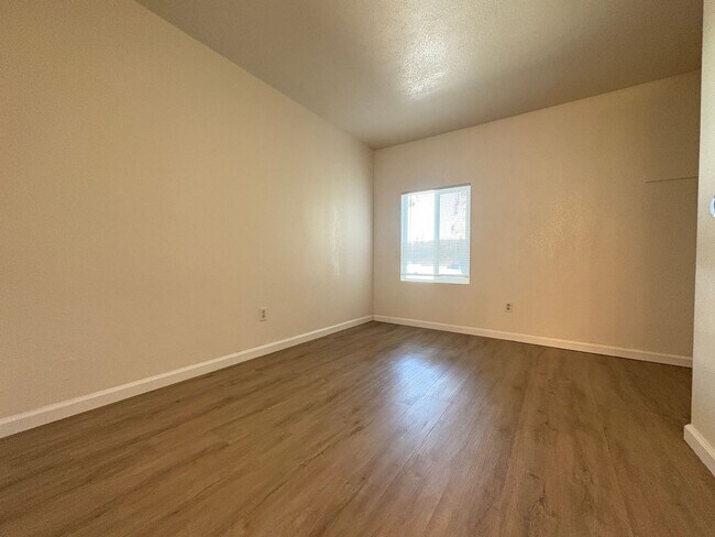 Building Photo - Updated 3 Bed, 2 Bath Single-Story Home