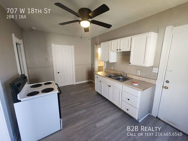 Building Photo - 707 W 18th St