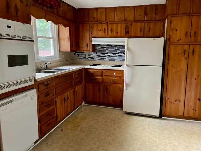 Kitchen - 1005 Rosemont Dr