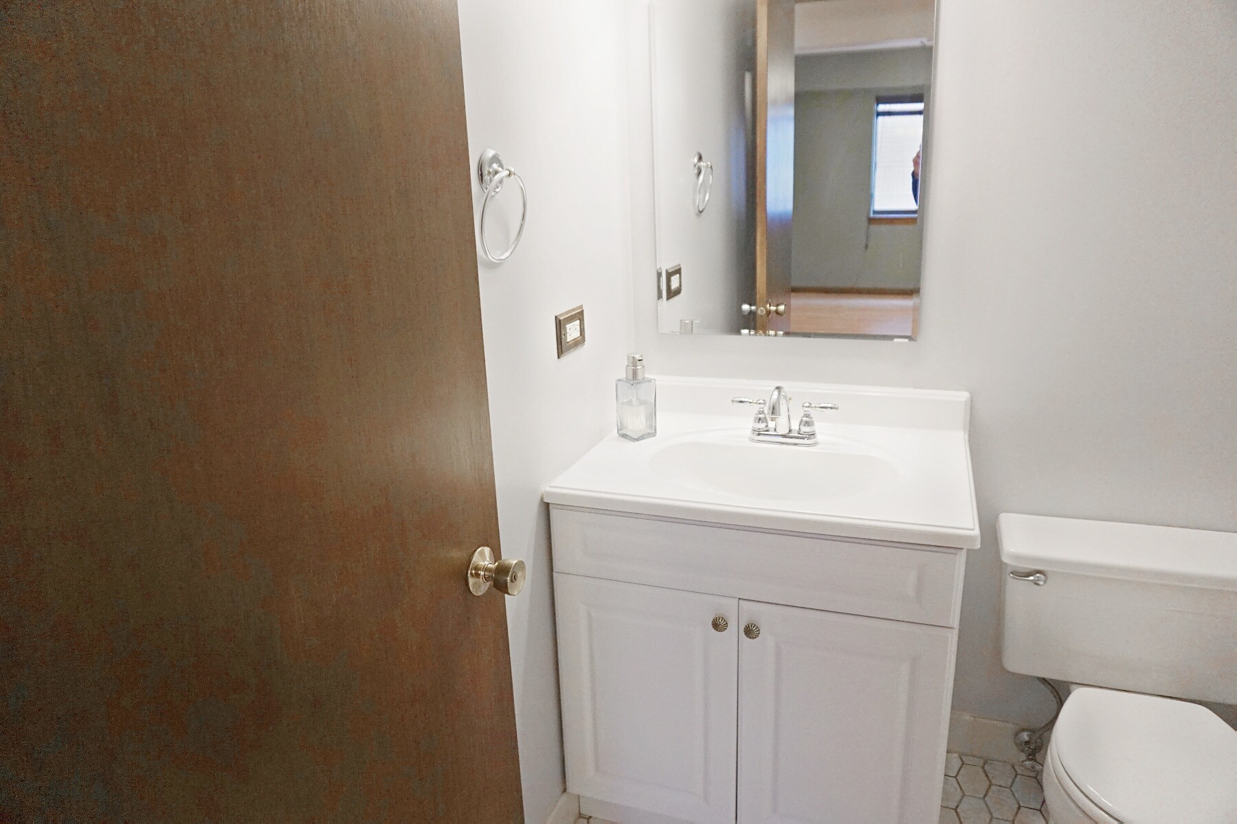 Building Photo - 603 S River Rd