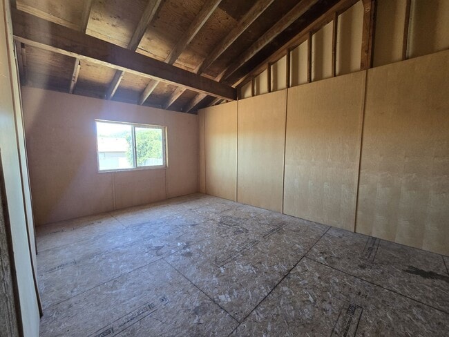 Building Photo - 124 NE Atkinson Ct