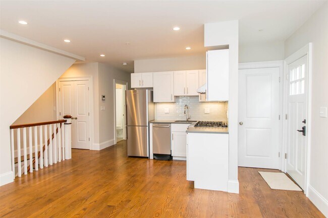 Building Photo - 131 Columbia St