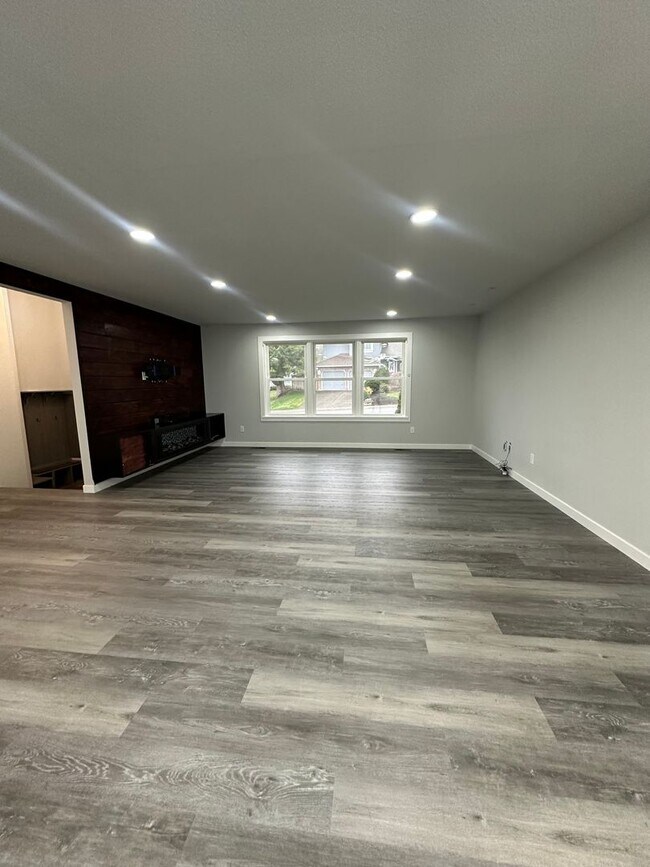 Building Photo - Beautiful 4 Bedroom 3 Bathroom Home in Everett!