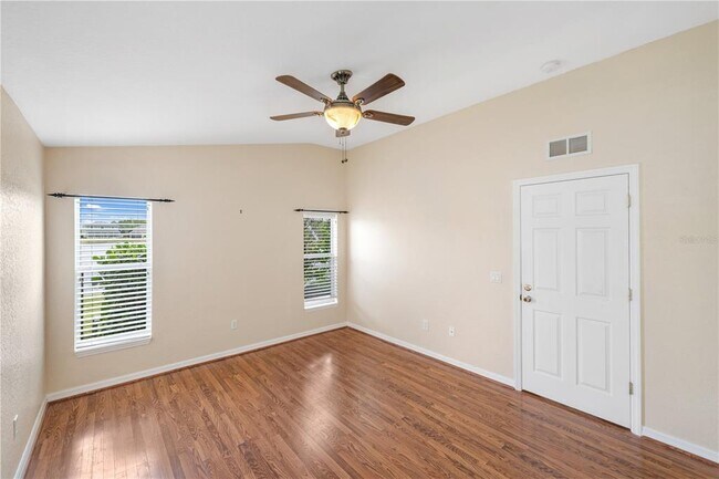 Building Photo - 1556 Scarlett Ave