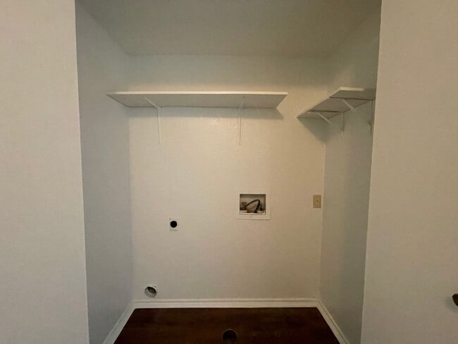 Building Photo - AVAILABLE NOW 2 BEDROOM 1.5 BATH TOWNHOME ...