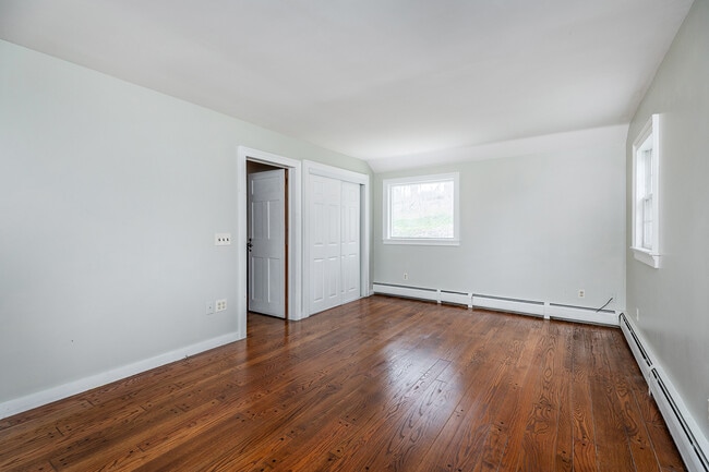 Building Photo - 8 Southbury Rd