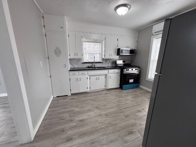 Building Photo - Remodeled 2 bedroom, 1 bathroom house with fenced yard and garage