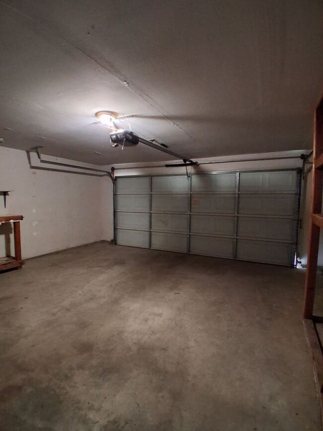 Building Photo - Single Level 3 BR Home w/ 2-car Garage & Backyard!