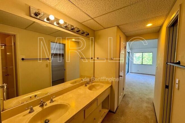 Building Photo - 4685 Albany Cir