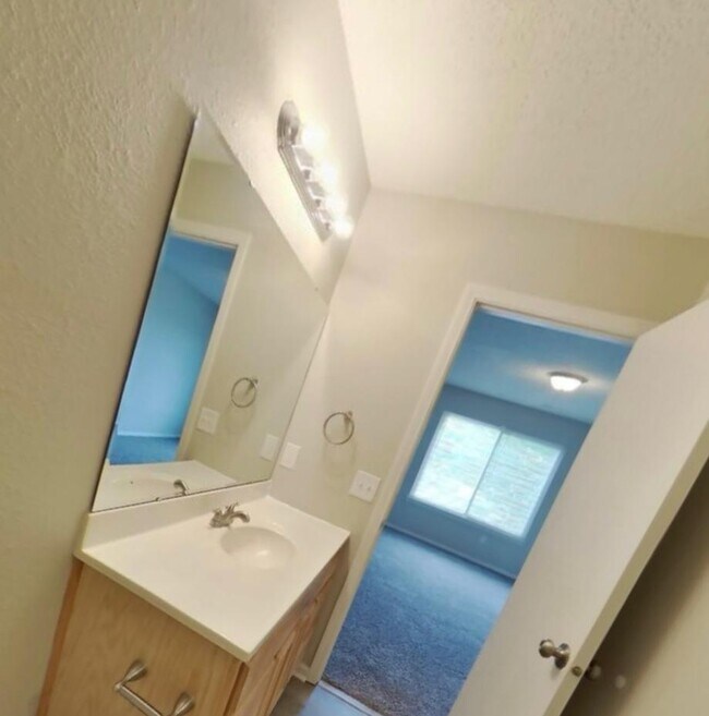 Building Photo - 1406 Thomas Dr