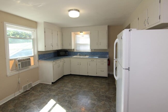 Building Photo - 740 1/2-740 1/2 Sunset St