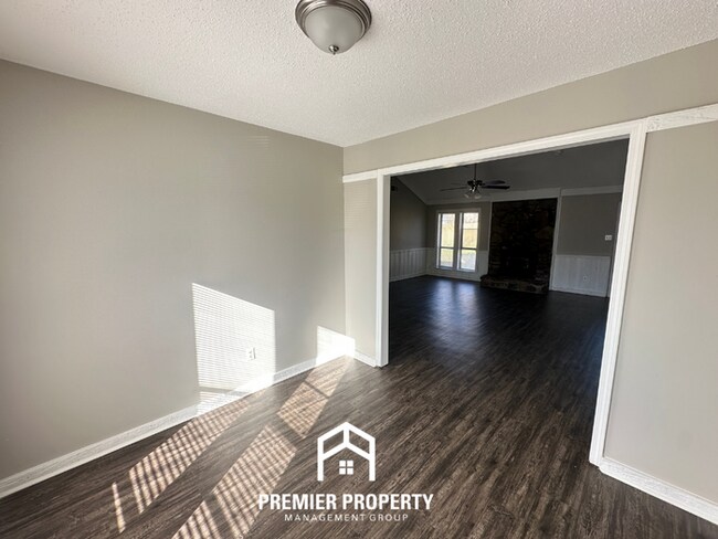 Building Photo - Charming 3 Bedroom Home for Rent in Memphis | High Ceilings, Fireplace & Fenced Yard