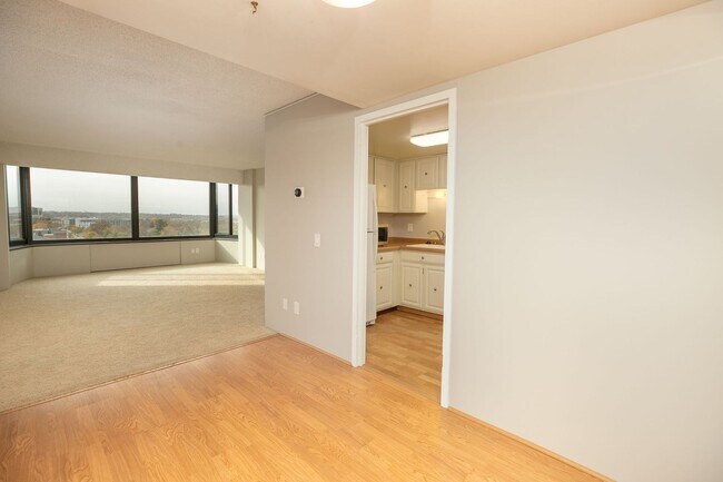 Building Photo - Unbeatable Views, Ample Amenities, 2 Bed 1...