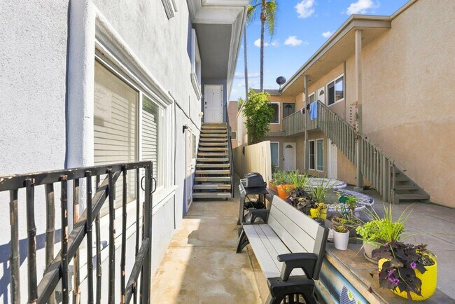 Building Photo - 829 San Fernando Pl