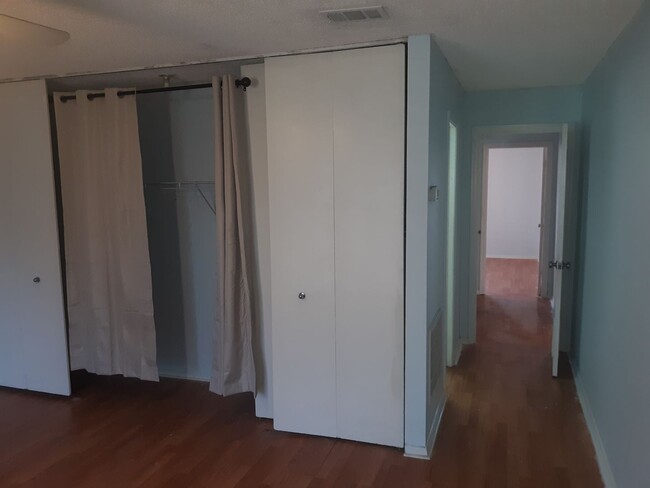 Building Photo - Cute Two Bedroom Two Full Bath Second Floo...