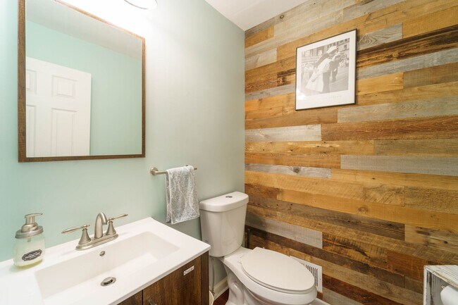 Building Photo - Meticulously Maintained 4 BR 2.5 BA Home in Burke, VA