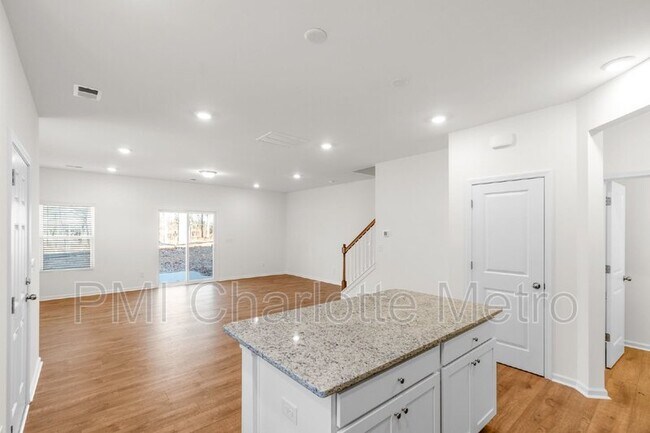 Building Photo - 2831 Aubrey St