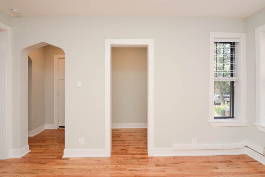 Building Photo - 4412 N Wolcott Ave