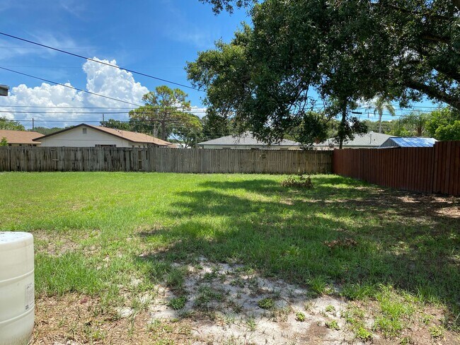 Building Photo - Amazing, Private 1/1 Located In Clearwater