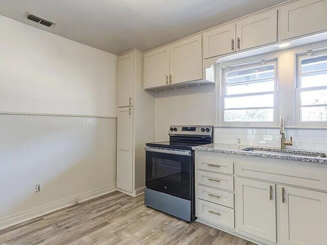 Building Photo - Charming 3-bedroom, 2-bath home in Tech Terrace!! Looking for 6 Mo Lease!