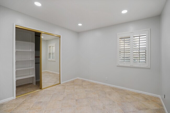 Building Photo - 7055 Avenida Leon