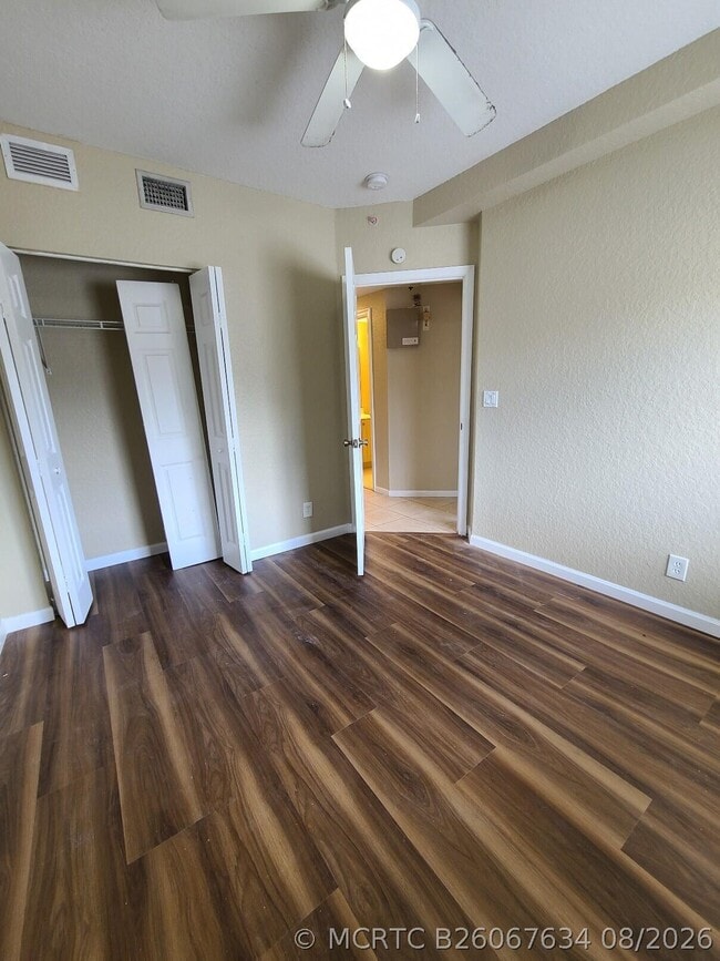 Building Photo - 1165 Golden Lakes Blvd