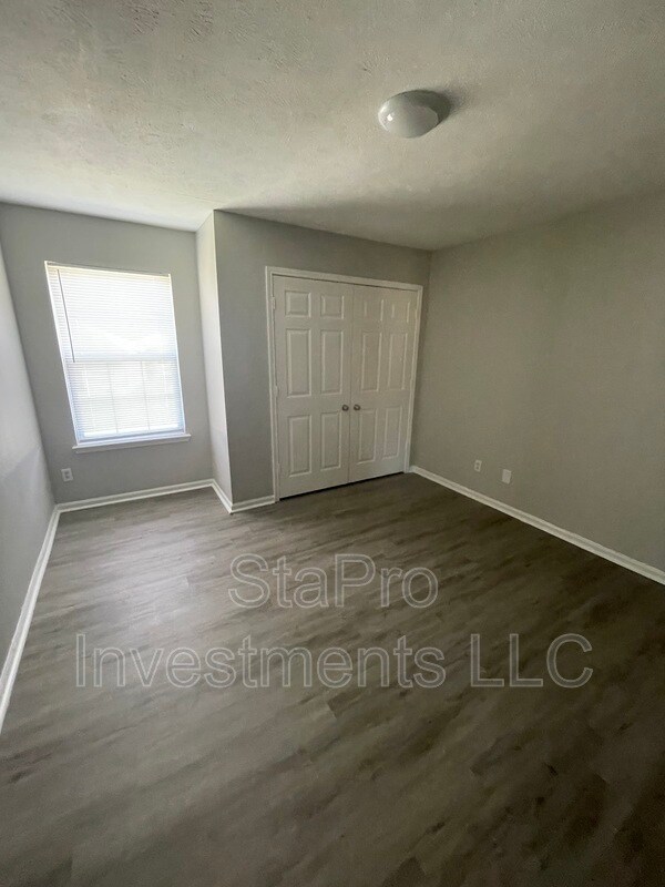 Building Photo - 120 Village Pl