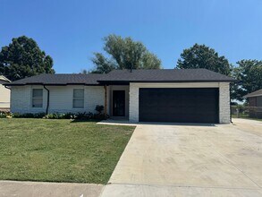 Building Photo - Beautifully Updated in Elm Creek Estates!
