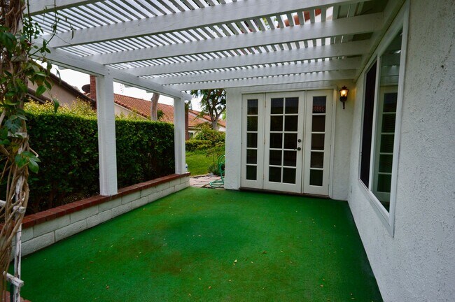 Building Photo - 2 Bedroom plus Den Home in 55+ Community i...