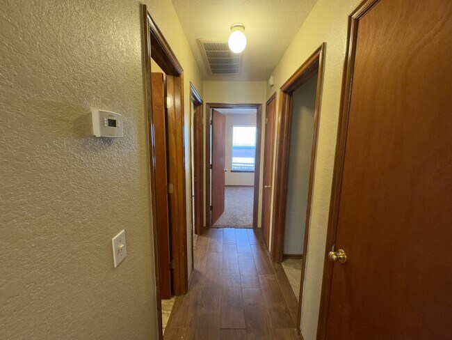 Building Photo - Charming Home in Stonepoint!