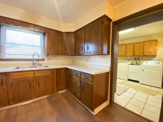 Building Photo - 3 Bedroom Home in Merrillville, IN