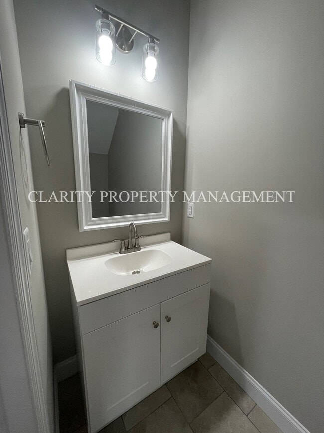 Building Photo - Modern townhome!