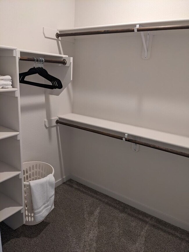 Building Photo - 3 Bed Luxury End Unit Townhome backs to Na...