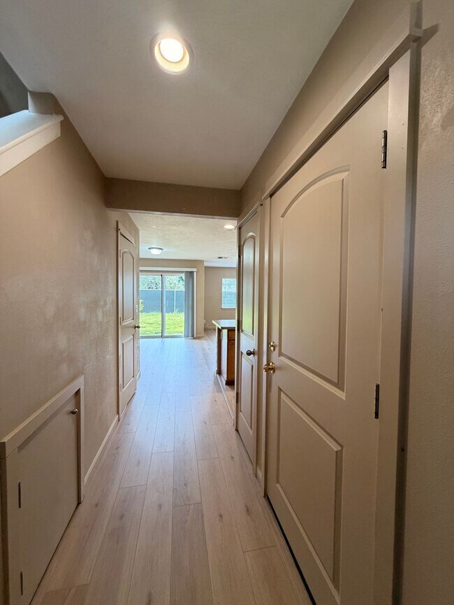 Building Photo - 3-Bedroom Duplex in Lowell