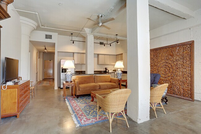 Building Photo - 441 Gravier St