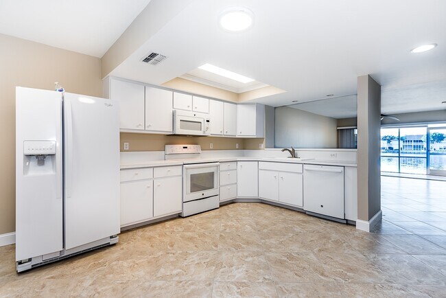 Building Photo - UPDATED GROUND FLOOR CONDO CLOSE TO 1-75