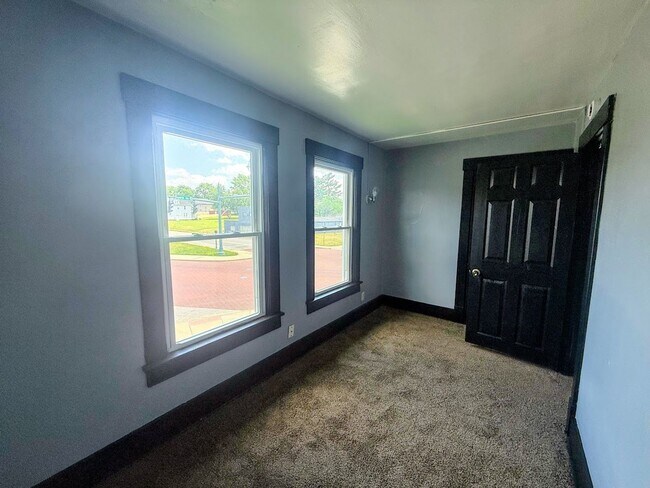 Building Photo - 2359 Mahoning Rd NE