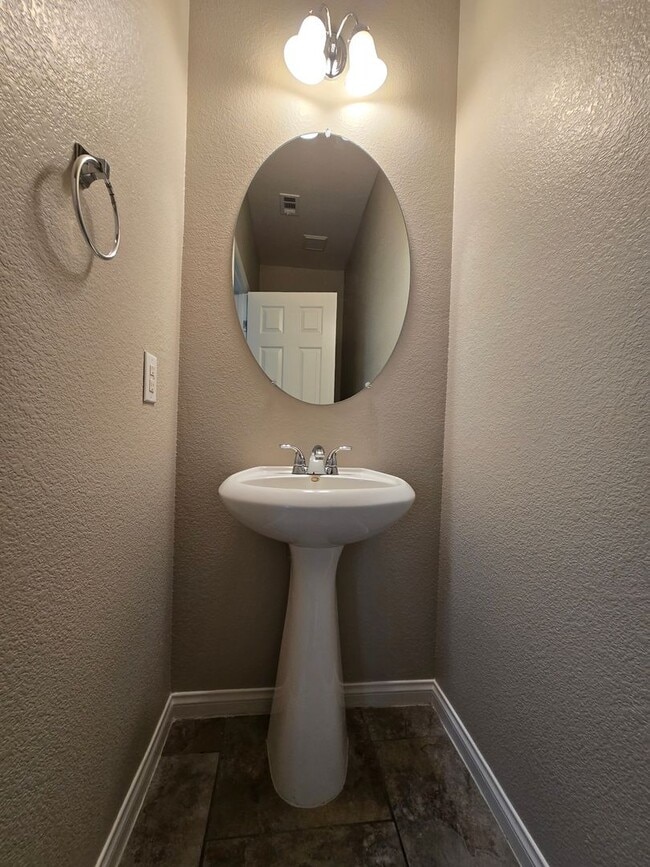 Building Photo - 5 BED, 2 1/2 BATH, 2 STORY HOME!!