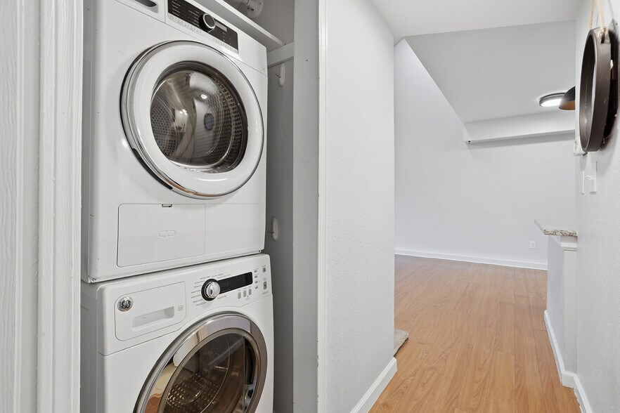 Building Photo - 8327 S Upham Way