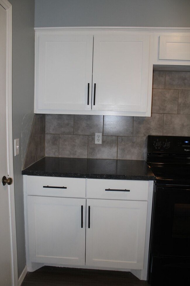 Building Photo - Newly Remodeled! Close to Tinker