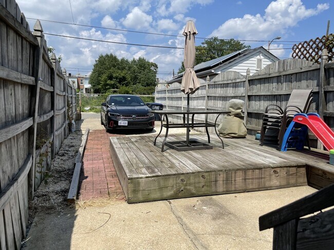 Building Photo - 1718 D St SE