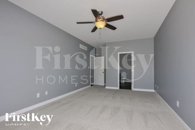 Building Photo - 221 Lonepine Dr